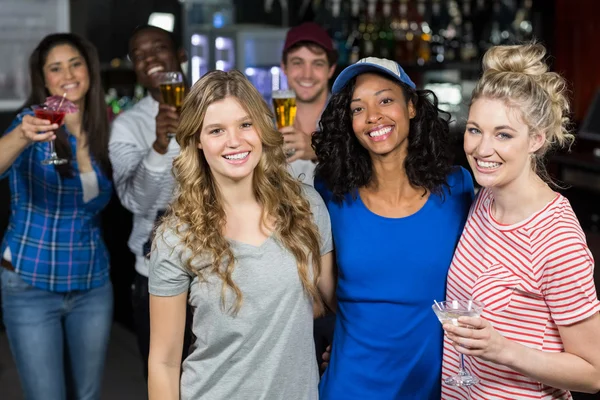 Lächelnde Freunde bei einem Drink — Stockfoto