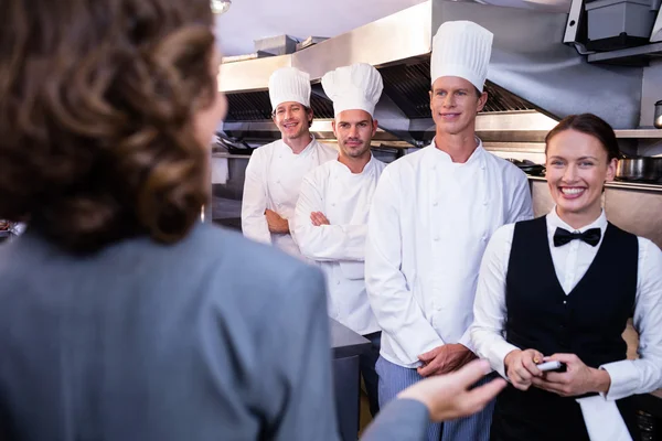 Kierownik restauracji briefingu personelowi kuchni — Zdjęcie stockowe
