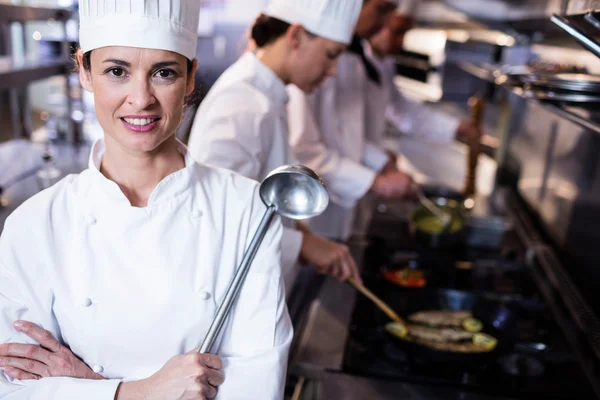 Retrato del chef sosteniendo un cucharón —  Fotos de Stock