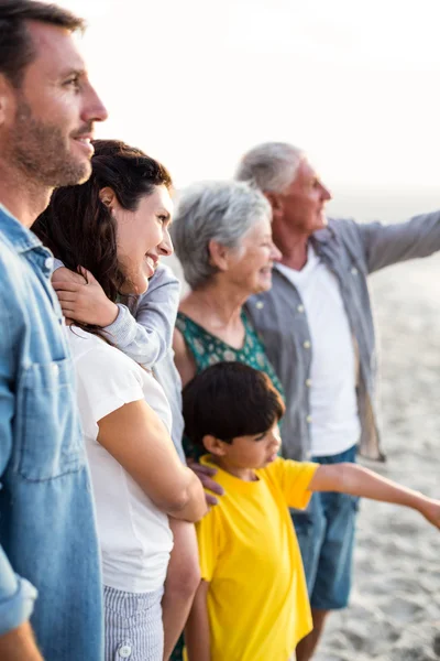 Famiglia felice posa in spiaggia — Foto Stock