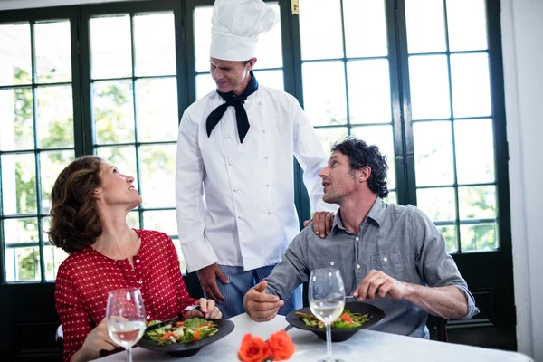 Koch im Gespräch mit Paar — Stockfoto