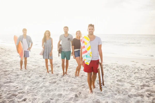 Amigos felices trayendo sus cosas —  Fotos de Stock