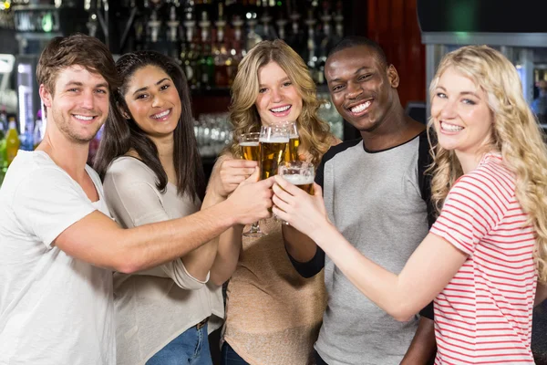 Amigos brindar com cerveja — Fotografia de Stock