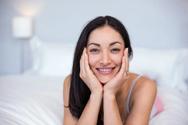 Portret van een mooie jonge vrouw — Stockfoto