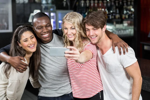 Amigos tomando una selfie —  Fotos de Stock