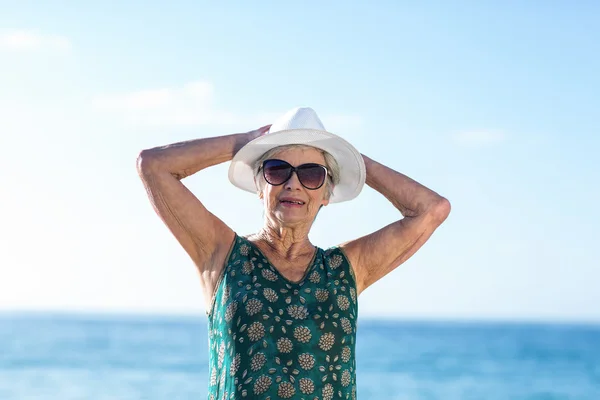 Старшая женщина позирует с солнцезащитной шляпой — стоковое фото