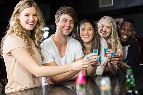 Grupo de amigos tomando chupitos — Foto de Stock