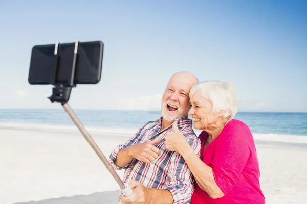 Yaşlı çift selfie çekiyor. — Stok fotoğraf