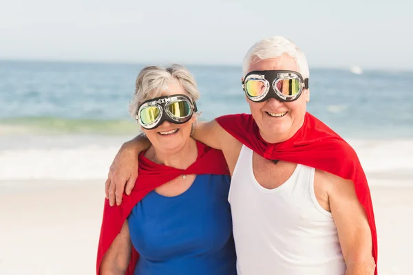 Casal sénior vestindo trajes de super-homem — Fotografia de Stock