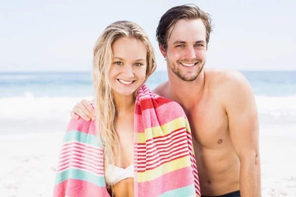 Πορτρέτο του ευτυχισμένο ζευγάρι στην παραλία — Φωτογραφία Αρχείου