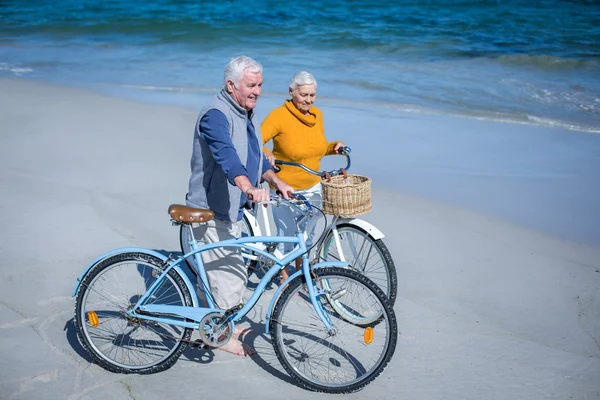 Ηλικιωμένο ζευγάρι με ποδήλατα — Φωτογραφία Αρχείου