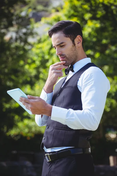 Camarero guapo usando tableta ordenador — Foto de Stock