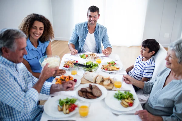 Lycklig familj som äter frukost tillsammans — Stockfoto