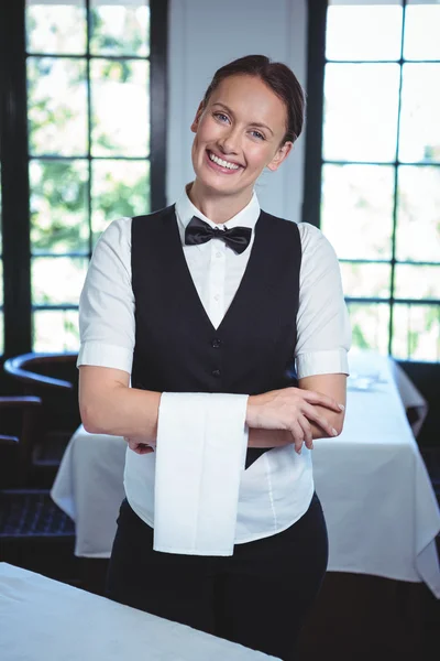 Kelnerka z skrzyżowanymi rękami — Zdjęcie stockowe