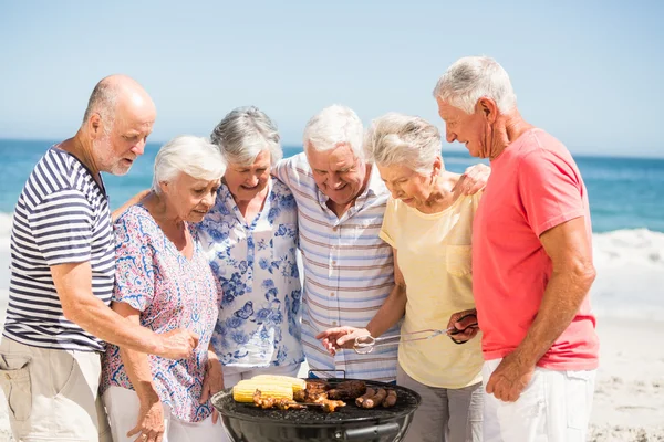 Senior fare un barbecue sulla spiaggia — Foto Stock