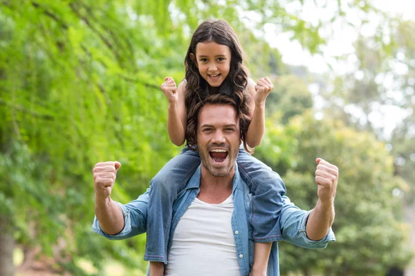 Father carrying her daughter on shoulder — Stock Photo, Image