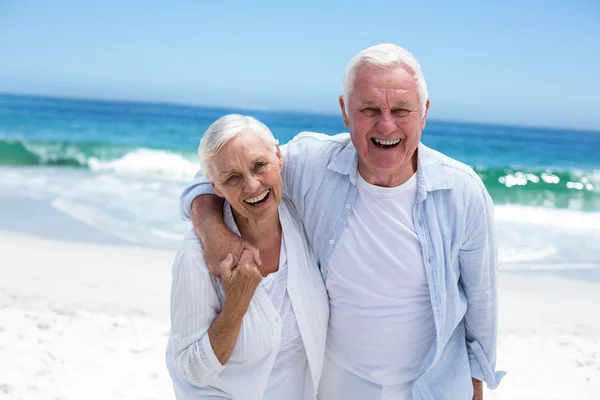 Seniorenpaar umarmt und blickt in die Kamera — Stockfoto