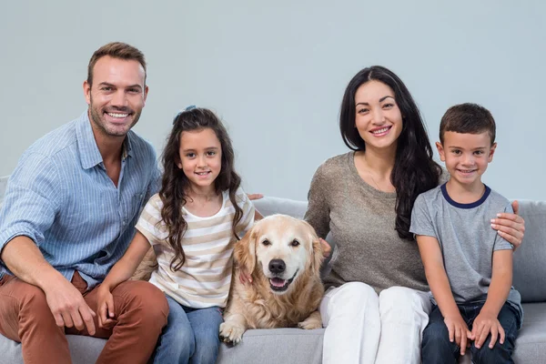 Familie mit Hund im Wohnzimmer — Stockfoto