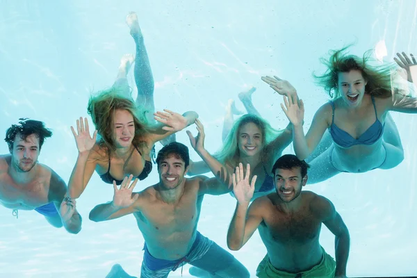 Groupe de jeunes amis sous l'eau — Photo