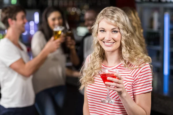 Femme blonde prenant un cocktail avec ses amis — Photo