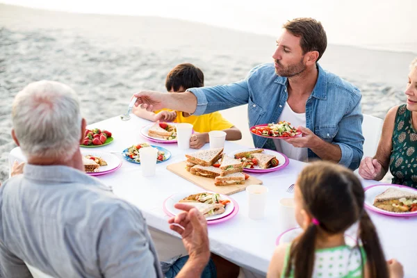 Bonne famille pique-niquer à la plage — Photo