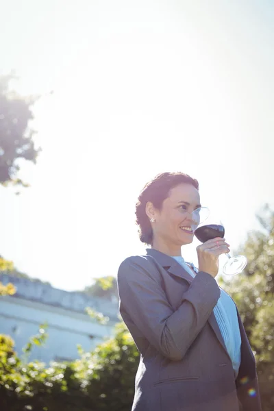 Vacker affärskvinna njuter av ett glas vin — Stockfoto