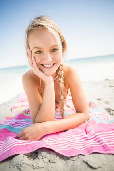 Porträt einer glücklichen Frau, die am Strand liegt — Stockfoto