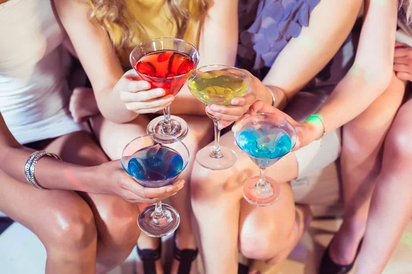 Flickor med cocktails grillas — Stockfoto