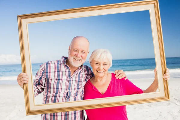 Seniorenpaar hält Rahmen — Stockfoto