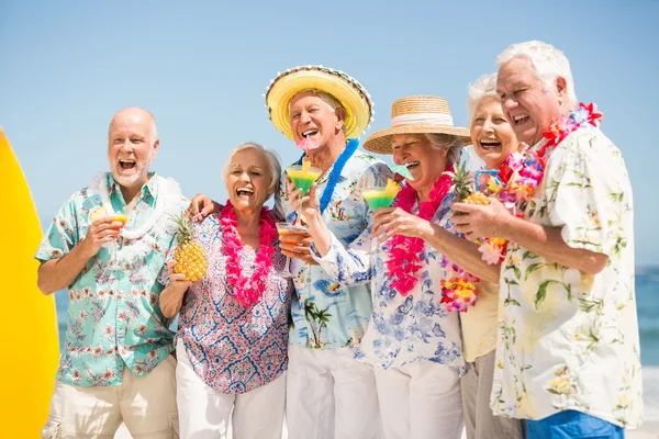 Anziani che bevono cocktail — Foto Stock