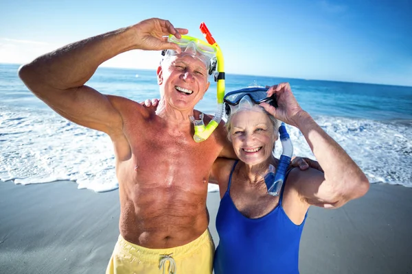Coppia anziana con attrezzatura da spiaggia — Foto Stock