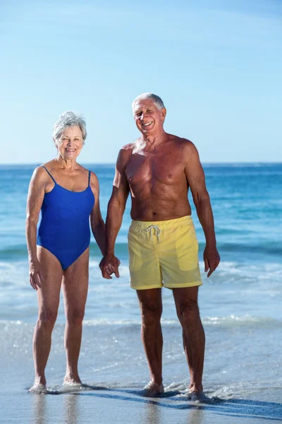 Casal sênior posando na água — Fotografia de Stock