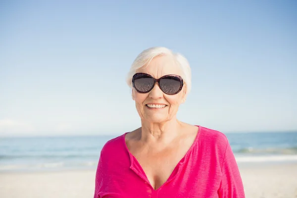 Portret van een lachende oudere vrouw — Stockfoto