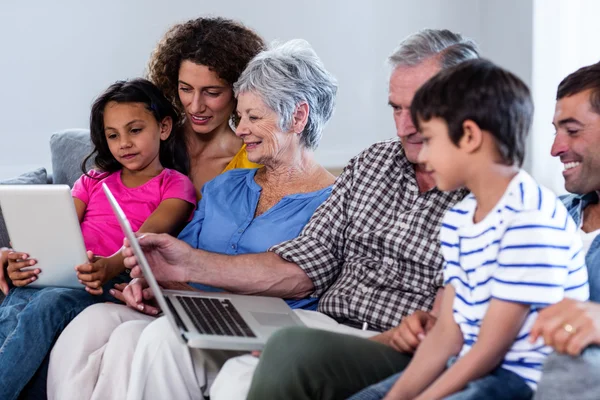 Mutlu aile dizüstü bilgisayar ve dijital tablet kullanarak — Stok fotoğraf