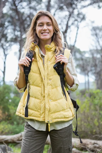 バックパックを持つ女性の笑みを浮かべてください。 — ストック写真