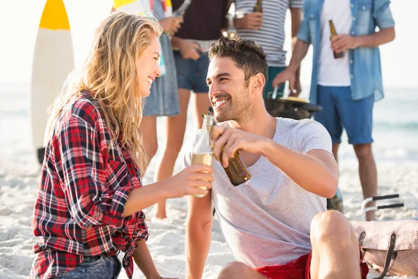 Paar sitzt auf Sand am Strand — Stockfoto