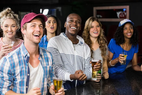 Amigos felizes assistindo esporte — Fotografia de Stock