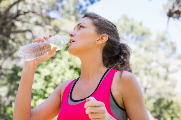 Jeune femme en forme eau potable — Photo