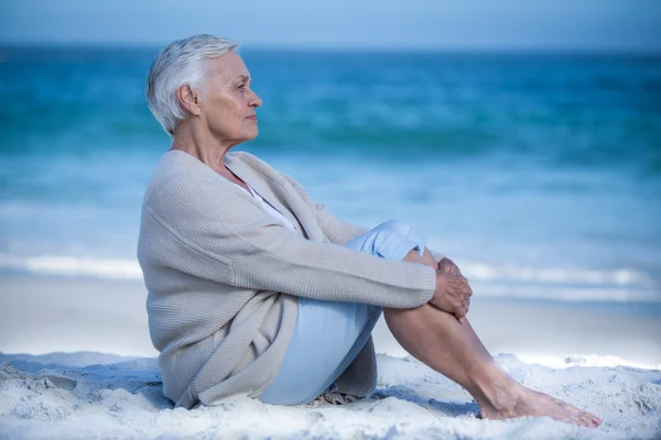 Задумчивая зрелая женщина медитирует — стоковое фото