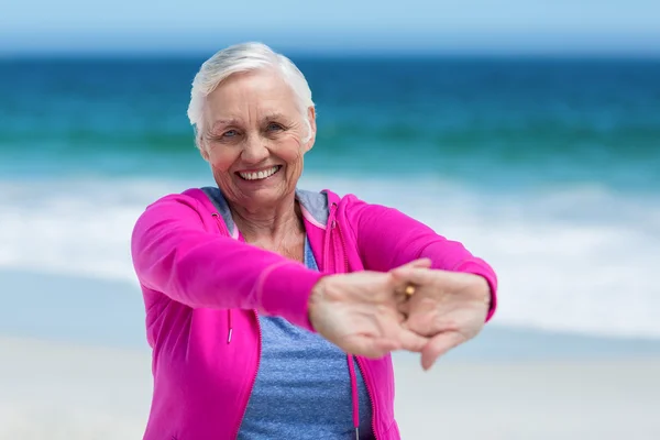 Nachdenkliche reife Frau streckt ihre Arme aus — Stockfoto