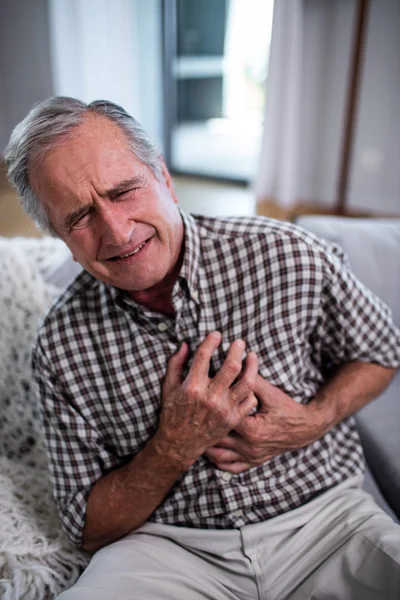 Senior man som lider av hjärtinfarkt — Stockfoto