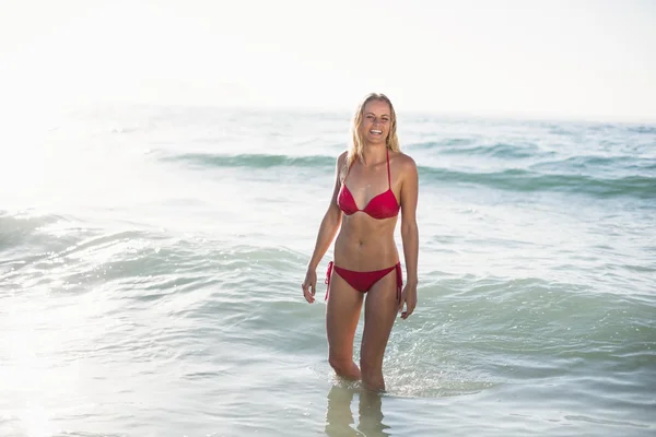 Jeune femme en bikini debout dans l'eau — Photo