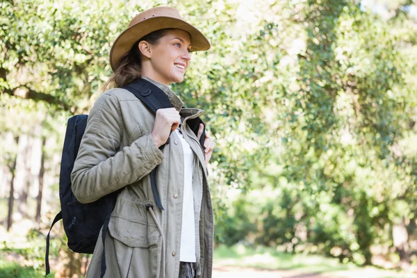 Donna sorridente con zaino — Foto Stock