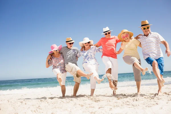 Happy senior vrienden dansen — Stockfoto