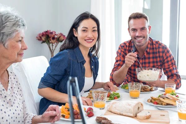 Lycklig familj äter frukost — Stockfoto