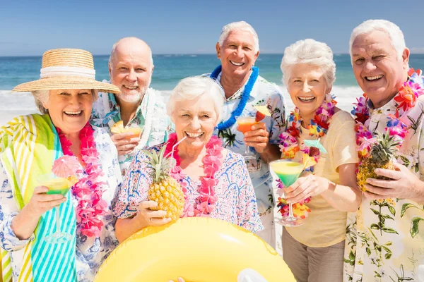 Senior friends drinking cocktails — Stock Photo, Image