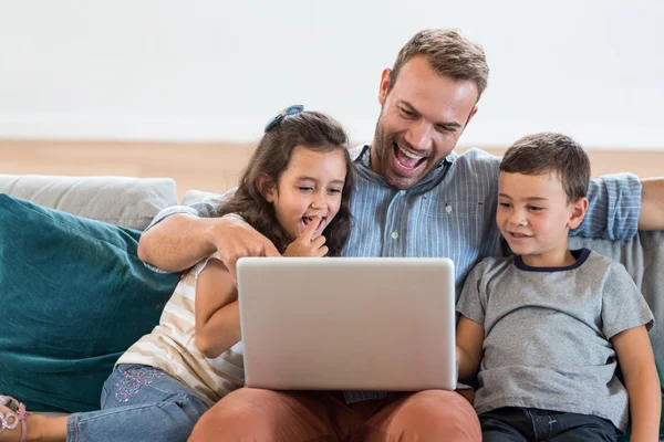父亲和儿子和女儿一起坐和使用笔记本电脑 — 图库照片