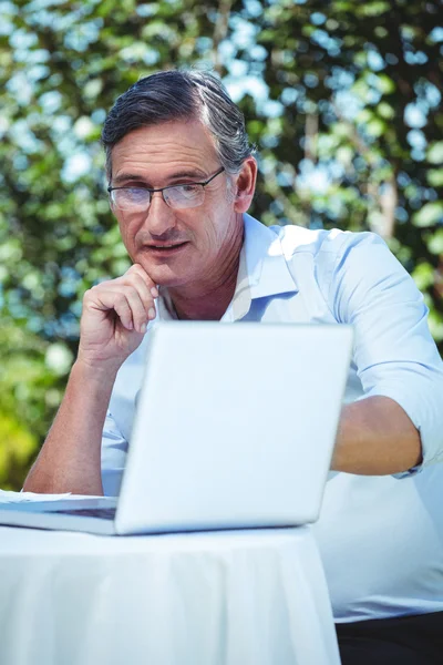 Mogen man tittar på laptop — Stockfoto