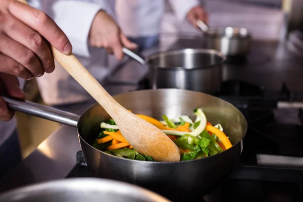 Primo piano dello chef che prepara il cibo — Foto Stock