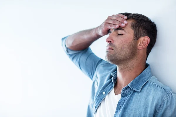 Boos man leunend op muur — Stockfoto